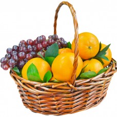 Корзина с виноградом и апельсинами